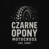 Kwadratowa naklejka z ikonką opony motocykla oraz napisem Czarne Opony Motocross zał. 2002