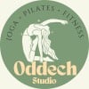 Zielona okrągła naklejka z grafiką joginki i napisem Joga Pilates Fitness Oddech Studio