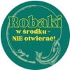 Okrągła zielona naklejka z zielonym napisem Robaki z żółtym obramowaniem oraz żółtym napisem W Środku NIE Otwierać oraz rysunkiem ryby złapanej na wędkę