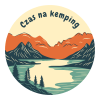 Ilustracja krajobrazu w kole z napisem ‘Czas na kemping’ u góry. Widać góry w odcieniach pomarańczowo-granatowych, jezioro i drzewa iglaste na pierwszym planie. Styl graficzny uproszczony, przypominający retro plakat turystyczny.