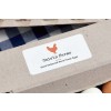 Etykieta z logo gospodarstwa Calvin Farms, przedstawiająca pomarańczowego koguta i napis 'Calvin Farms Hand Gathered Farm Fresh Eggs', umieszczona na kartonie z jajkami.