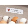 Wytłaczanka pełna jajek z prostokątną naklejką z napisem Fars Fresh Eggs Use by 02/07/20