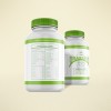 Dwa białe plastikowe pojemniki suplementu diety z zielonymi zakrętkami. Na etykiecie z przodu widoczny jest napis ‘Grassfed Whey Protein, Original Flavor’, a na odwrocie tabela wartości odżywczych. Opakowania ustawione są na jasnym, beżowym tle.