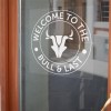 Logo z głową byka i napis: „WELCOME TO THE BULL & LAST” na szybie drzwi.