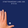 Porównanie wielkości z ręką, artykuł: 3508, jeden arkusz pierścieni wzmacniających dziurki, format: ⌀ 13 mm, kolor: biały.