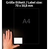 Obraz przedstawia dłoń trzymającą kartkę formatu A4 z wymiarami etykiety 70 x 50,8 mm. Tło jest czarne, a na nim znajdują się teksty wskazujące rozmiar etykiety i format papieru.