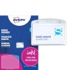 Obraz przedstawia identyfikatory zawierające informacje o 'Davidzie Adamsie' w marketingu, na tle linii produktów Avery.