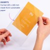 Obraz przedstawia przezroczystą plastikową osłonę, w której znajduje się wkładka zatytułowana 'Coralie Miaping', wykonana z ekologicznego papieru. Karta ma geometryczny wzór i jest trzymana przez rękę osoby, co wskazuje, że jest to wkładka do czegoś, prawdopodobnie do folderu lub organizera.