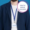 Obraz przedstawia osobę ubraną w granatową marynarkę na białej koszulce, trzymającą identyfikator na niebieskiej smyczy, z napisem zawierającym jej imię i tytuł. Wyświetlana grafika podkreśla przydatność produktu dla posiadaczy identyfikatorów.