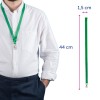 Obraz przedstawia osobę noszącą zielony smycz na szyi. Smycz ma klips i wymiary 44 cm długości i 1,5 cm szerokości. Osoba jest ubrana w białą koszulę i granatowe spodnie.