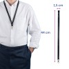 Obraz przedstawia osobę ubraną w białą koszulę i czarną smycz, która ma oznaczone wymiary: 44 cm długości i 1,5 cm szerokości, co sugeruje, że jest używana do noszenia identyfikatorów lub plakietek.