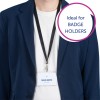 Obraz przedstawia osobę ubraną w ciemną marynarkę na białej koszulce, z identyfikatorem na smyczy. Na identyfikatorze jest imię 'Melvin Dopper' i oznaczenie 'Projektant'. Jest tam również grafika z napisem 'Idealne dla POSIADACZY IDENTYFIKATORÓW'.