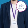 Obraz przedstawia osobę ubraną w granatową marynarkę i biały t-shirt. Uchwyt na identyfikator z imieniem 'Melvin Dopper' i tytułem 'Projektant' wisi na szyi, przymocowany do fioletowej smyczy. Tło jest niebieskie, a grafika zawiera napis 'Idealne dla UCHWYTÓW NA IDENTYFIKATORY.'