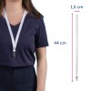 Obraz przedstawia osobę w ciemnej koszuli z białą smyczą na szyi. Smycz ma podane wymiary: 44 cm długości i 1,5 cm szerokości oraz klips na końcu.