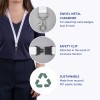 Obraz przedstawia smycz z obrotowym metalowym karabinkiem i zapięciem bezpieczeństwa, zaprojektowaną do przypinania identyfikatorów i kluczy. Jest również podkreślona jako ekologiczna, wykonana z przetworzonych plastikowych butelek PET.