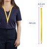 Obraz przedstawia osobę ubraną w granatową koszulę z żółtą smyczą na szyi. Smycz ma wymiary: 44 cm długości i 1,5 cm szerokości.