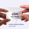 Obraz przedstawia osobę trzymającą identyfikator z imieniem 'Paul Meyer' i logo Avery, co wskazuje, że jest wykonany z solidnego materiału papierowego i łatwy do włożenia.