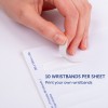 Obraz przedstawiający dłoń odklejającą opaskę z arkusza zawierającego dziesięć opasek. Arkusz jest oznaczony informacjami o drukowaniu własnych opasek.