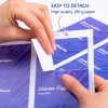 Obraz przedstawiający osobę odrywającą część wysokiej jakości drukowanego produktu papierowego z fioletowym tłem, na którym znajdują się imiona i tytuły. Papier jest oznaczony jako łatwy do odłączenia i wydrukowany na papierze o gramaturze 190 g.