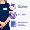 Obraz przedstawia kobietę ubraną w ciemnoniebieską koszulę z uchwytem na identyfikator. Znajdują się tam wizualizacje wkładek do identyfikatorów, które podkreślają takie cechy jak ilość, łatwe odłączanie i kompatybilność z narzędziami projektowymi Avery.