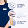 Obraz przedstawia identyfikatory Avery, zawierające szczegóły dotyczące produktu, w tym ilość, wymiary, materiał i właściwości samoprzylepne, wraz z przykładowym identyfikatorem noszonym przez osobę.