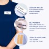 Obraz przedstawia osobę w niebieskiej koszuli, prezentującą różne identyfikatory z imieniem. Wyróżniono szczegóły produktu, takie jak 200 identyfikatorów z samoprzylepnym klejem oraz łatwość drukowania i projektowania. Identyfikatory pokazano w różnych formatach i z różnymi tekstami.