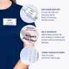 Obraz przedstawia niebieską koszulę z identyfikatorem noszącym napis „B. Carlos, Dyrektor Marketingu.” Zawiera szczegóły dotyczące samoprzylepnych identyfikatorów Avery, które są dostępne w opakowaniu po 200 sztuk, ich wymiary oraz instrukcje użytkowania.