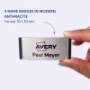 Obraz przedstawia osobę trzymającą identyfikator z napisem 'Avery Paul Meyer', podkreślającą pięć identyfikatorów w nowoczesnym kolorze antracytowym, o wymiarach 70 x 30 mm.
