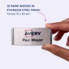 Na obrazie widoczna jest ręka trzymająca stalową plakietkę imienną. Na plakietce widnieje imię 'Paul Meyer' oraz logo 'Avery'. Produkt zawiera 10 plakietek imiennych o wymiarach 70 x 30 mm.