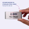 Obraz przedstawia dłoń trzymającą plakietkę imienną ze stali nierdzewnej z napisem „Avery Paul Meyer”. Wspomina o 20 plakietkach imiennych dostępnych w wykończeniu ze stali nierdzewnej, o wymiarach 70 x 30 mm.