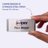 Obraz przedstawia osobę trzymającą plakietkę z nazwiskiem z napisem „Avery Paul Meyer”. Wskazuje, że produkt to zestaw pięciu plakietek z nazwiskiem w wykończeniu ze stali nierdzewnej, o wymiarach 70 x 30 mm.
