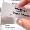 Obraz przedstawia dłoń trzymającą białą kartę z wydrukowanym pogrubioną czcionką imieniem 'Paul Meyer'. Towarzyszy mu logo 'Avery' powyżej imienia. Poniżej karty znajduje się tekst wskazujący, że jest to wkładka z gładkimi krawędziami, wykonana z wysokiej jakości papieru o gramaturze 190 g.