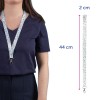 Obraz przedstawia osobę noszącą smycz z kwiatowym wzorem zawieszoną na szyi. Smycz ma długość 44 cm i szerokość 2 cm, zaprojektowana do trzymania przedmiotów takich jak klucze czy identyfikatory.