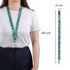 Zdjęcie kobiety noszącej smycz z wzorem wokół szyi. Smycz ma kwiatowy wzór i ma długość 44 cm oraz szerokość 2 cm.