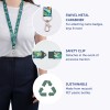 Obraz przedstawia kolorowy smycz z obrotowym metalowym karabińczykiem i bezpiecznym klipsem, zaprojektowany do przypinania identyfikatorów lub kluczy. Smycz wykonana jest z recyklingowanych plastikowych butelek PET, co podkreśla jej zrównoważony charakter.