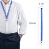 Obraz przedstawia osobę ubraną w białą koszulę z niebieską smyczą na szyi, która ma klips na końcu. Smycz ma 44 cm długości i 2 cm szerokości.