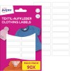 Obraz przedstawia opakowanie etykiet odzieżowych Avery z napisem „Textil-Aufkleber Clothing Labels” i różowym tłem z przykładami elementów odzieży oraz pustymi szablonami etykiet.