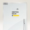 Obraz przedstawia drzwi z napisem 'MEETING RAUM III', obok żółtego paska i logo 'Avery Zweckform'.