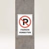 Obraz przedstawia znak z dużym czerwonym okręgiem i przekreśloną literą 'P', co oznacza zakaz parkowania. Na znaku znajduje się tekst 'PARKEN VERBOTEN' po niemiecku, co oznacza 'Zakaz parkowania'. Jest zamocowany na betonowym słupie.