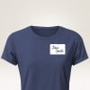 Obraz przedstawia granatowy t-shirt z plakietką z imieniem, na której napisane jest 'Julia Smith'.