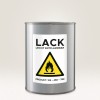 Obraz przedstawia metalową puszkę z etykietą z napisem „LACK LEICHT ENTFLAMMBAR”, co wskazuje, że zawiera łatwopalną substancję. Na etykiecie widoczny jest także symbol ostrzegawczy dotyczący pożaru.