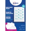 Opakowanie wkładów do identyfikatorów imiennych Avery z przykładowym arkuszem identyfikatorów i tekstem wielojęzycznym?