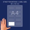 Obraz przedstawia układ arkusza etykiet o wymiarach etykiet 80 x 50 mm i wskaźnik formatu A4. Dłoń jest pokazana jako odniesienie do rozmiaru.