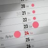 Strona kalendarza pokazująca daty od 20 do 26, z wyróżnionymi konkretnymi dniami. Imię 'Piotr' jest napisane przy 24, które jest zakreślone na różowo, wskazując na znaczące wydarzenie.