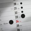 Strona kalendarza pokazująca daty z napisem „Peter” na 24. Zaznacza kilka innych dat czarnymi okręgami.