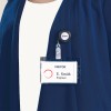 Obraz pokazuje identyfikator gościa przypięty do odzieży osoby. Identyfikator wskazuje imię 'E. Smith' i tytuł 'Engineer'. Znajduje się na nim również przypinka z logo Avery.