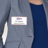 Obraz przedstawia osobę w szarej marynarce z identyfikatorem, na którym widnieje napis „B. Carlos, Dyrektor Marketingu” oraz logo firmy Avery.