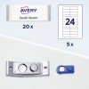 Obraz przedstawia identyfikator Avery z imieniem Sarah Baron, w ilości 20. Znajduje się na nim również arkusz papieru z 24 etykietami oraz obraz drukarki etykiet, wraz z niebieskim uchwytem na etykiety z magnesem.