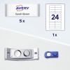 Obraz przedstawia etykiety imienne Avery z napisem 'Sarah Baron' w ilości 5, pustą kartkę z liczbą 24, metalowy uchwyt na identyfikator oraz niebieską etykietę. Ilustruje on artykuły biurowe lub eventowe do celów identyfikacyjnych.