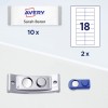 Obraz przedstawia etykietę dla produktów Avery, w tym nazwę i ilość, wraz z dwoma innymi przedmiotami, które prawdopodobnie są związane z narzędziami do etykietowania, w tym metalowym przedmiotem i niebieskim narzędziem.